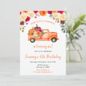 Floral Autumn Pumpkin Truck Birthday Party Einladung (Stehend Vorderseite)