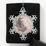 Floral Baby's First Christmas Schneeflocken Zinn-Ornament<br><div class="desc">Teilen Sie Ihrem Baby das erste Weihnachtsfest für das Jahr mit, um mit diesem süßen, anpassbaren Memento zu kommen, das einen weichen Blumenkranz in einem Schneeflocken besitzt. Personalisieren Sie dieses Weihnachtsschmuck mit dem Bild Ihres Babys und ändern Sie den Namen und Text, um Ihren Bedürfnissen gerecht zu werden. Perfekt als...</div>