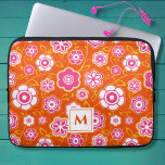 Floral Bandana Print Monogram Laptopschutzhülle<br><div class="desc">Dieses mutige, farbenfrohe Power-Muster kommt auf einem neoprennen Laptop-Ärmel und ist für Ihr Monogramm bereit. Der im Stil der 60er Jahre wiederholte Folk-Blume-Druck wird in einer hellen Palette von Rosa, Weiß und Orange Rot erstellt. Das Monogramm ist stark hervorgehoben, sodass Sie es mit einem Mausklick bearbeiten können. Erhältlich in drei...</div>