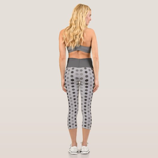 Floral Black Pattern Capri Leggings (Rückseite)
