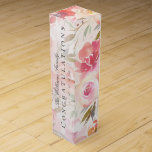 Floral Blütenrosa Farbe Rose Monogramm Name Weinbox<br><div class="desc">Diese elegante Geschenkboxen ist die perfekte Wahl für die Verpackung dieses besonderen Geschenks. Dieses Design-Template weist ein Muster von Aquarellfarben-Rose in den Farben Rosa,  Rosa und Pfirsichfarben auf,  die durch die weiße Vegetation verstärkt werden. Personalisieren Sie mit einem Namen,  einer Nachricht von Glückwünschen und Jahr.</div>