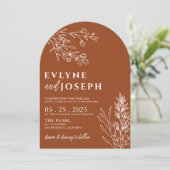 Floral Boho Burnt Orange Terracotta Arched Wedding Einladung (Stehend Vorderseite)