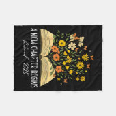 Floral Book A New Chapter Begins Retired Retiremen Fleecedecke (Vorderseite (Horizontal))