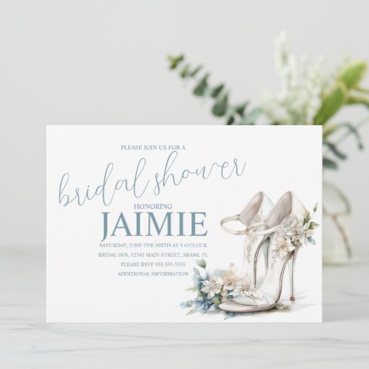 Floral Brautparty Dusty Blue Heel Einladung (Stehend Vorderseite)