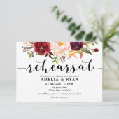 Floral Burgund Hochzeit Probe Einladung (Stehend Vorderseite)