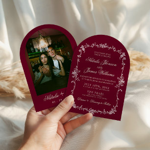 Floral Burgunder Old Money Bogenfoto Hochzeit Einladung