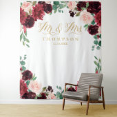 Floral Burgundy & blush Mr & Mrs wedding backdrop Wandteppich (Beispiel)