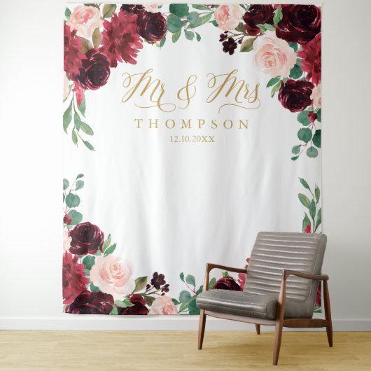 Floral Burgundy & blush Mr & Mrs wedding backdrop Wandteppich (Beispiel)