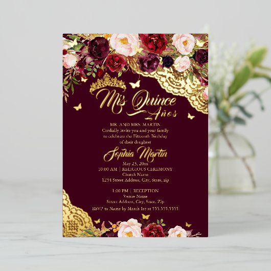 Floral Burgundy Gold Butterfly Quinceanera Folieneinladung (Stehend vorne)