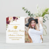 Floral Burgundy Gold Foto Graduation Party einlade Einladung (Stehend Vorderseite)