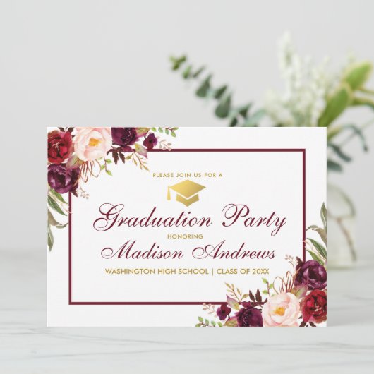 Floral Burgundy Gold Graduation Party Einladung (Stehend Vorderseite)