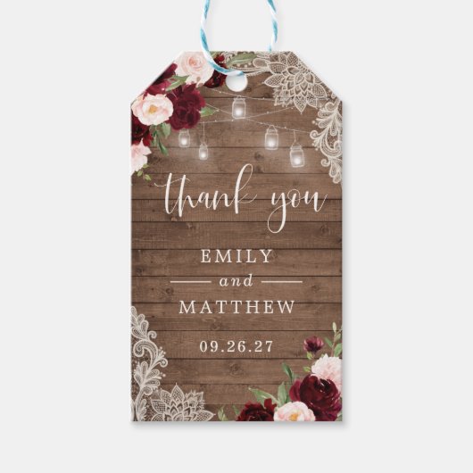 Floral Burgundy Rustic Wood Lace String Lights Geschenkanhänger (Vorderseite)