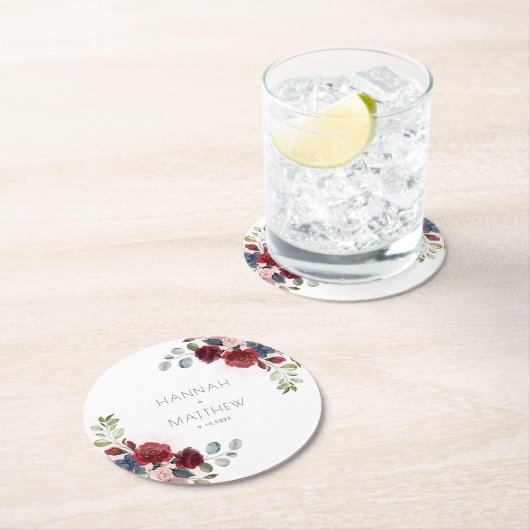 Floral Burgundy Script Chic Wedding Runder Pappuntersetzer (Vor Ort)