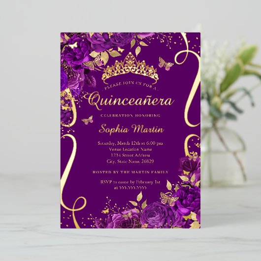 Floral Butterfly Scroll Lila Quinceanera Folieneinladung (Stehend vorne)