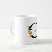 Floral-C-Monogramm-Tasse mit bearbeitbarem Namen Kaffeetasse (Vorderseite Links)