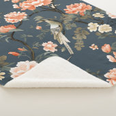 Floral Chinoiserie auf Denim Blue Sherpadecke (3/4)