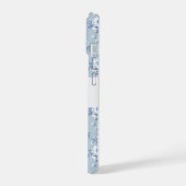 Floral Chinoiserie Blue Toile mit benutzerdefinier iPhone 15 Hülle (Linke Seite)