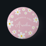 Floral Daisy Pink Girls Geburtstags-Abzeichen Button<br><div class="desc">Feiern Sie ihren besonderen Tag mit unseren floralen Daisy Pink Girls Geburtstag Abzeichen! Dieses Abzeichen mit niedlich rosa Farbtupfern eignet sich hervorragend,  um das Geburtstagsmädchen besonders zu verwöhnen.</div>