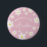Floral Daisy Pink Girls Geburtstags-Abzeichen Button<br><div class="desc">Feiern Sie ihren besonderen Tag mit unseren floralen Daisy Pink Girls Geburtstag Abzeichen! Dieses Abzeichen mit niedlich rosa Farbtupfern eignet sich hervorragend,  um das Geburtstagsmädchen besonders zu verwöhnen.</div>