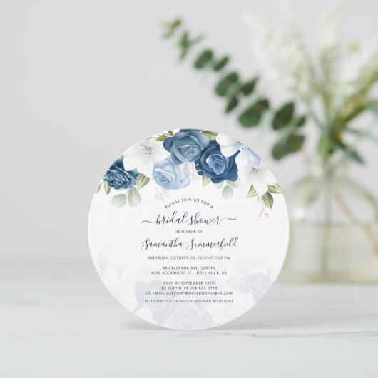 Floral Dusty Blue Greenery Script Brautparty Einladung (Stehend Vorderseite)