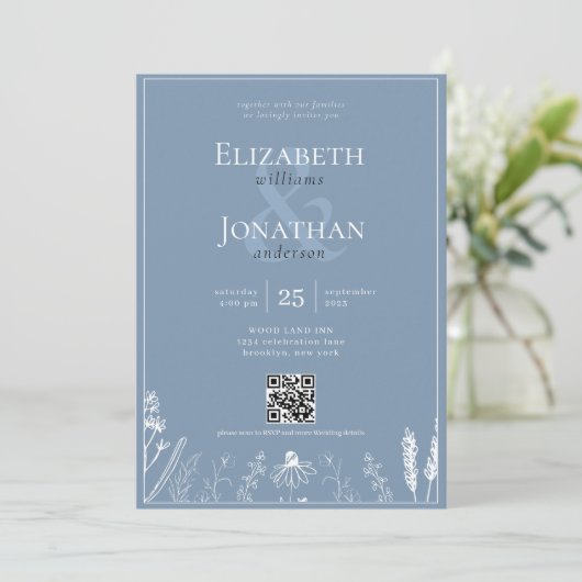 Floral Dusty Blue Monogram Border QR Foto Wedding Einladung (Stehend Vorderseite)