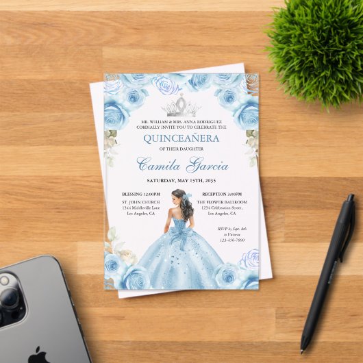 Floral Dusty Blue & Silver Princess Quinceañera Acryleinladungen (Insitu (Einladungskarte))