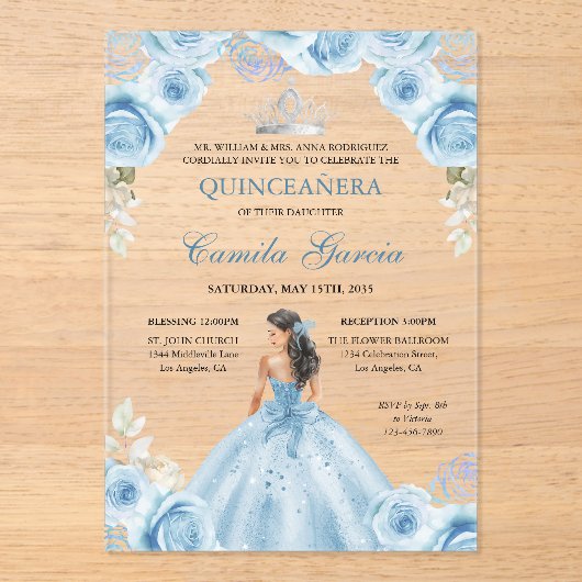 Floral Dusty Blue & Silver Princess Quinceañera Acryleinladungen (Vorderseite)