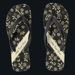 Floral Elegance Flip Flops - Anpassen Badesandalen<br><div class="desc">Schöne Blumenmotive in zartem hellgoldenem Muster über schwarz mit diagonal leichter goldfarbener Streifen. Diese gedreht Flop-Sandalen haben Textbereiche,  die Sie anpassen oder löschen können.</div>