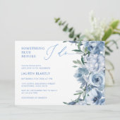 Floral Elegant Dusty Blue Brautparty Einladung (Stehend Vorderseite)