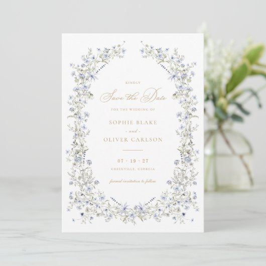 Floral Elegant Dusty Blue Wreath Save the Date Einladung (Stehend Vorderseite)