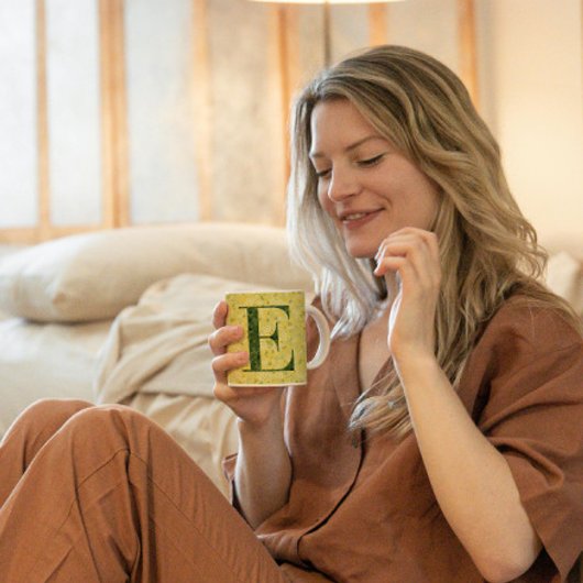 Floral Elegant Monogramm E gelb mit einer Phrase Kaffeetasse