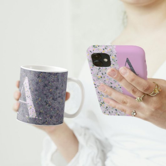 Floral Elegantes Monogramm der Klasse A lila Kaffeetasse