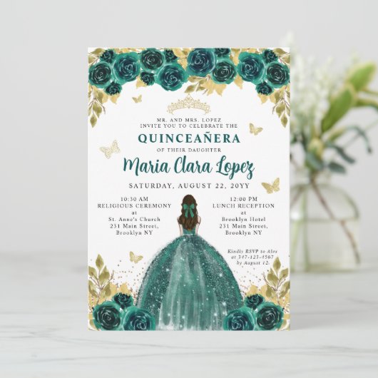 Floral Emerald Gold Butterfly Princess Quinceanera Einladung (Stehend Vorderseite)