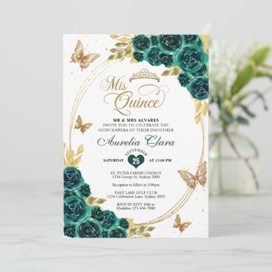 Floral Emerald Gold Tiara Butterfly Quinceañera Einladung (Stehend Vorderseite)