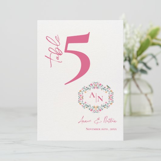 Floral Frame Chic Monogram Wedding Tischnummer (Stehend Vorderseite)