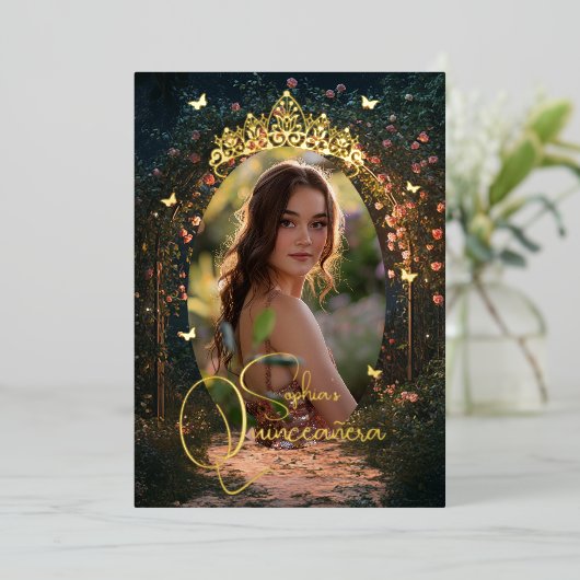 Floral Golden Garden Butterfly Foto Quinceanera Folieneinladung (Stehend vorne)