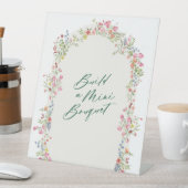 floral green arch build a bouquet wedding sockelschild (In Situ)