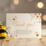 Floral Honey Bee Baby Dusche Danke Karte<br><div class="desc">Feiern Sie die Ankunft Ihrer kleinen Honigbiene mit unserer bezaubernden Blumen Honey Baby Dusche Dankeschön Card. Mit einem schönen Thema für Honigbienen und niedlichem Wabendesign ist diese Karte der perfekte Weg, um Ihre Dankbarkeit auszudrücken. Egal, ob Sie eine Mommy to Bee, Bee Babee oder Boho Bee Baby Dusche, diese Dankeschön-Karte...</div>