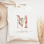 Floral Ivory Rose Gold Monogram Letter M Tote Beut Tragetasche<br><div class="desc">Diese elegante Tasche verfügt über einen großen Buchstaben "M" Monogramm in Imitaten Rose Goldfolie, verziert mit einem Vintagen Elfenbein Blumenstrauß mit grün und Rose goldgrün geschnitten. Personalisieren Sie es mit ihrem Namen in Rose Gold Handschrift Skript, mit Schnörkeln am Anfang und Ende. Macht ein perfektes Brautjunggeschenk! Andere Buchstaben des Alphabets...</div>