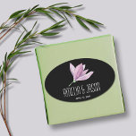 Floral Lila Magnolia auf Schwarze Hochzeit Ovaler Aufkleber<br><div class="desc">Personalisierte ovale Aufkleber mit lila Magnolienblüte und schicken weißen Schriftzügen auf schwarzem Hintergrund,  perfekt für Hochzeitsfeier,  Brautparty,  Hochzeitseinladung Siegel und vieles mehr. In verschiedenen Formen erhältlich. PAKETE IN unserem Geschäft.</div>