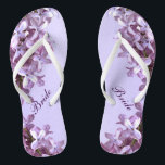 Floral Lilac Blume Hochzeit Bridal Flip Flops Badesandalen<br><div class="desc">Lilacs sind das Thema dieser eleganten Braut-Hochzeitskippen mit rosa und lila lila Blume auf einem lila Hintergrund. Der Text kann für Ihren besondere Anlass angepasst werden.</div>