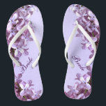 Floral Lilac Blume Hochzeit Bridal Flip Flops Badesandalen<br><div class="desc">Lilacs sind das Thema dieser eleganten Braut-Hochzeitskippen mit rosa und lila lila Blume auf einem lila Hintergrund. Der Text kann für Ihren besondere Anlass angepasst werden.</div>