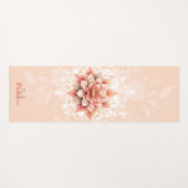 Floral Mandala Coral Pink Weißer Chorname Monogram Yogamatte (Vorderseite (Horizontal))