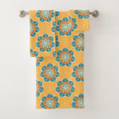 Floral Mandala Tile in Orange & Aquamarin Badhandtuch Set (Insitu)