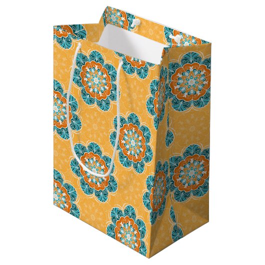 Floral Mandala Tile in Orange & Aquamarin Mittlere Geschenktüte (Vorderseite Schrägansicht)