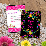 Floral mexikanisches Fiesta & Papel Picado - Schwa Save The Date<br><div class="desc">Blumenkarte im mexikanischen Fiesta-Stil und beiderseits mit volkstümlichen Blume und Papelpicado dekoriert. Die Formulierung auf der Vorderseite lautet einfach "Save the Date" in hellrosa auf schwarzem Hintergrund. Auf der Rückseite ist die Vorlage für Sie bereit, um Ihr spezielles Datum, Ihren Namen, den Anlass und den benutzerdefinierten Text hinzuzufügen. Das Design...</div>
