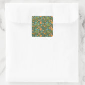 Floral pattern on a dark green background  quadratischer aufkleber (Tasche)