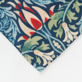 Floral pattern on green leaves blue background fleecedecke (Ecke)