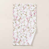 Floral-patterned towels hang neatly badhandtuch set (Handtuch)