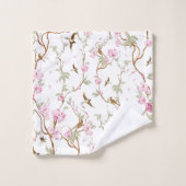 Floral-patterned towels hang neatly badhandtuch set (Waschlappen)